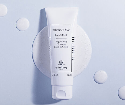 Phyto-Blanc Brightening Cleansing Foam-in-Cream rids skin of all impurities, traces of pollution and excess sebum. Its sensory cream-in-foam texture gently purifies skin for a fresh, glowy and even skintone in a single step.